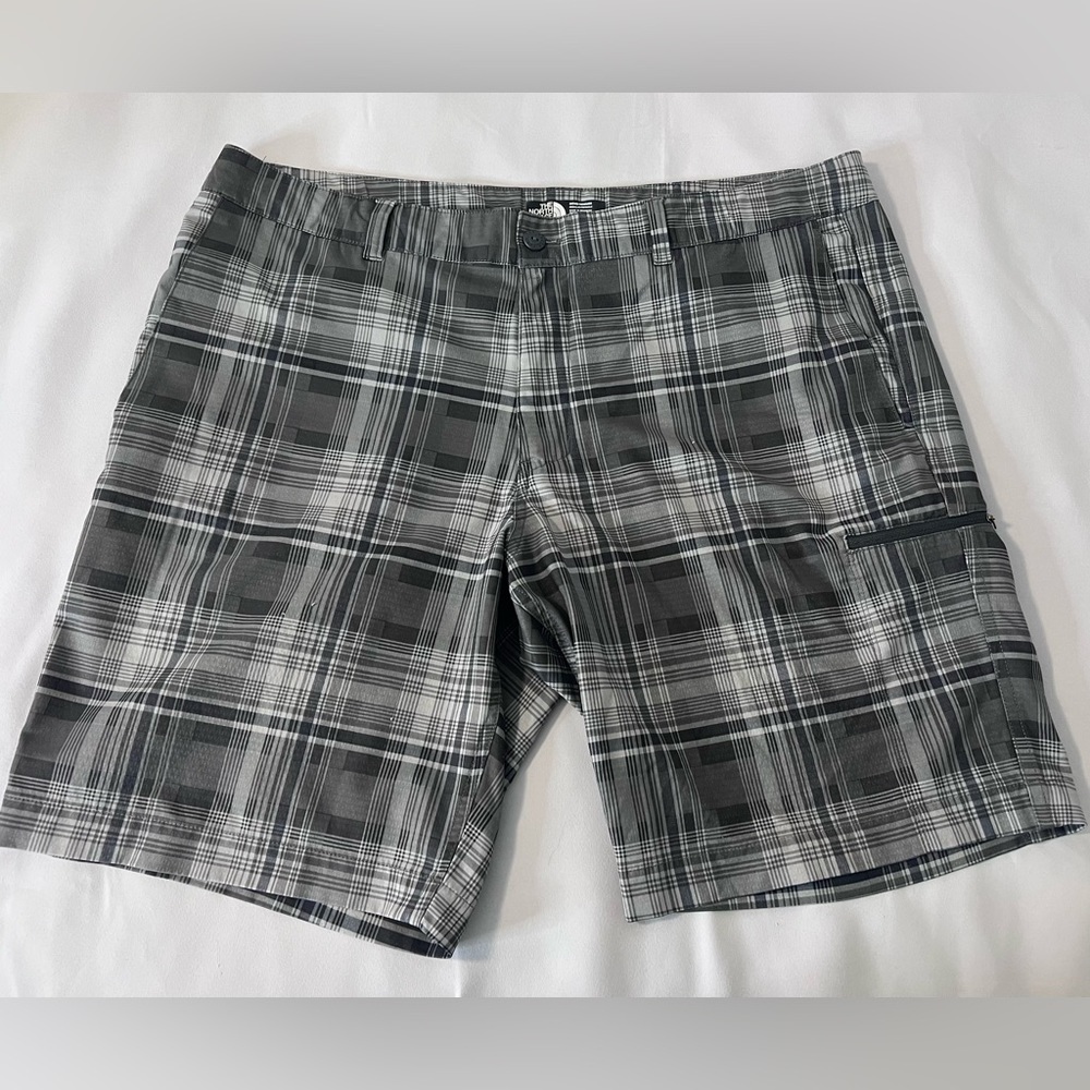The North Face Shorts Mens 40 Black Gray Plaid Checks Flat Front Zipper‎ Pocket